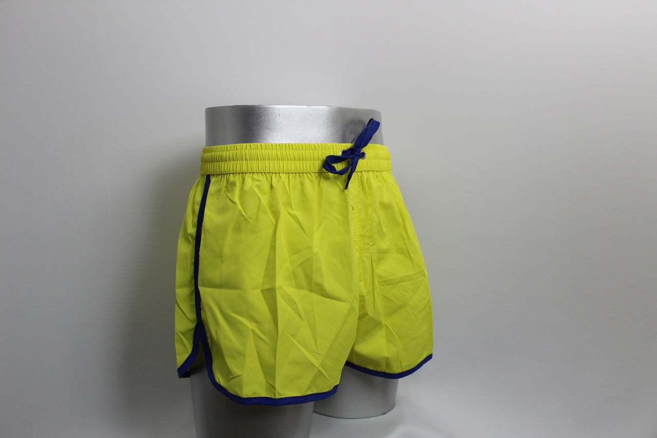 High-quality image of shortshort geel navy bies